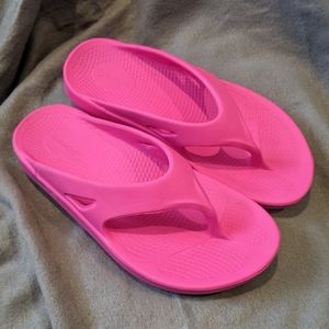 Oofos pink Flip Flops